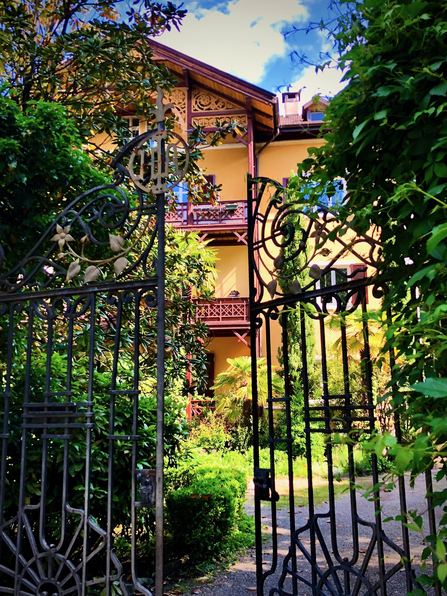 Schillerhof Meran Eingangstor Schmiedeeisen Villa Balkon Garten Obermais
