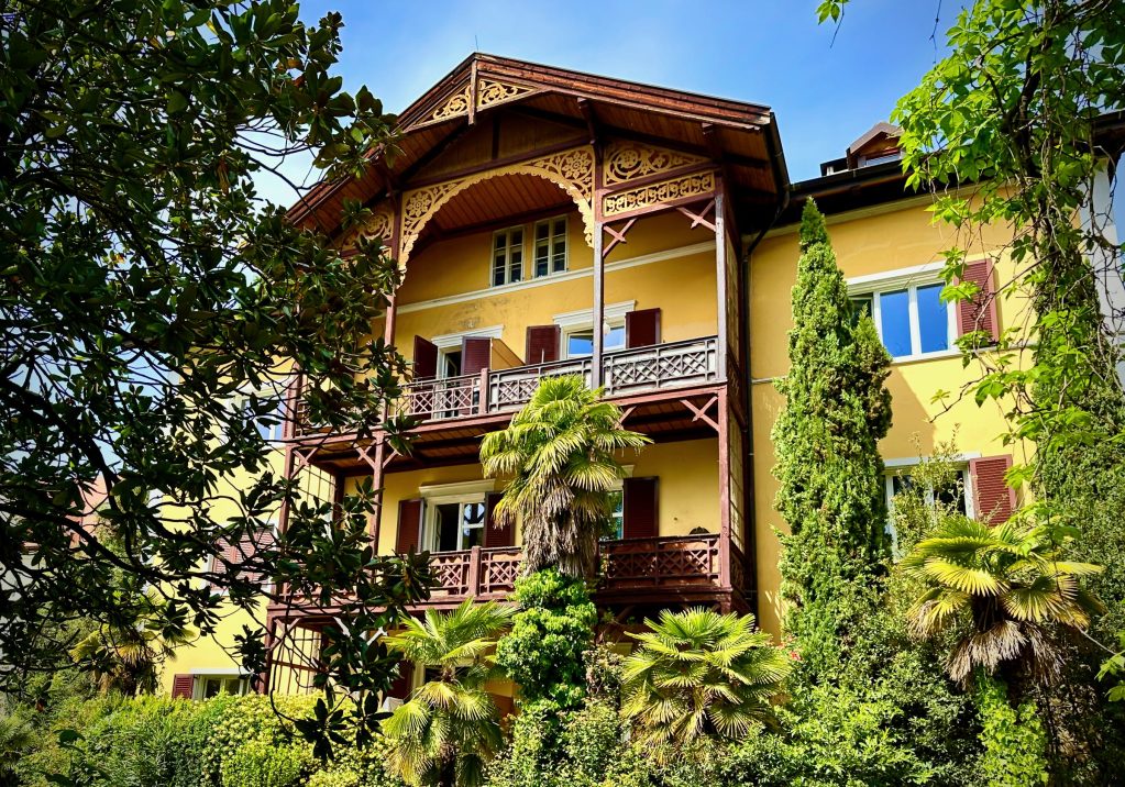Schillerhof Meran Gesamtansicht Park Gründerzeitvilla Holzgiebel