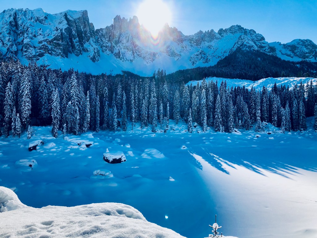 Karersee Dolomiten Winter Schnee zugefrorener See Südtirol Rosengarten